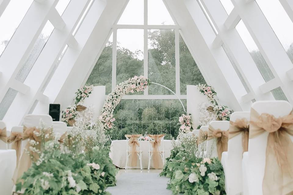 Greenhouse inspired airy light