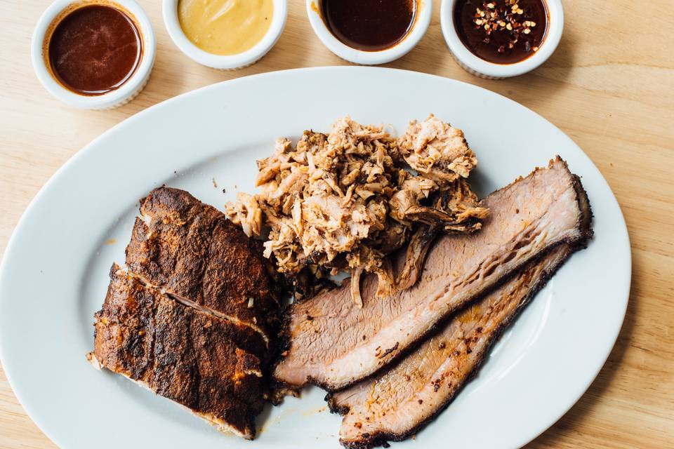 BBQ Plate with 4 sauces