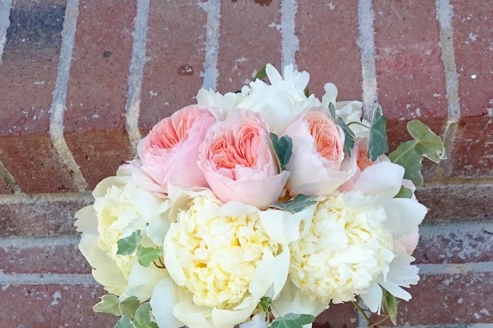 White bouquet with vines