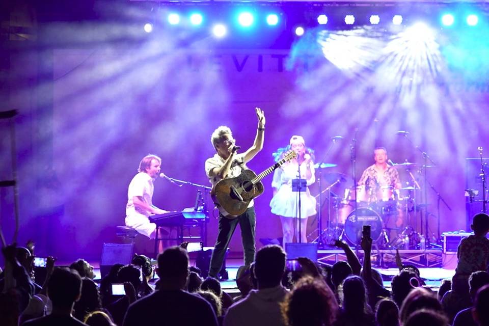 The 6 Piece band