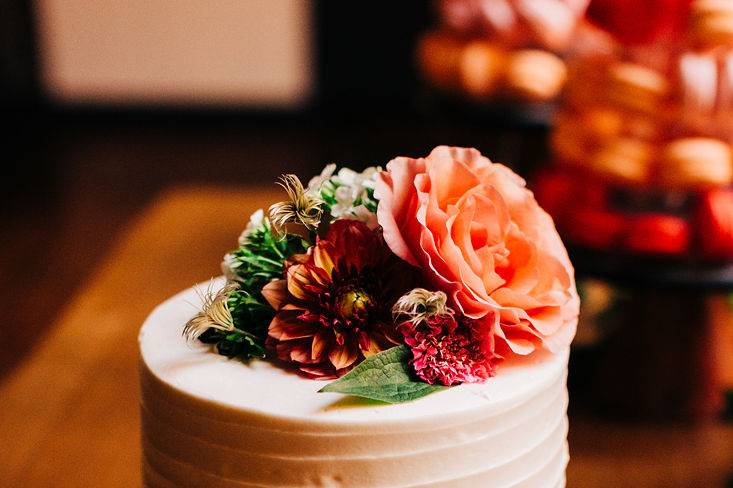 Cake Flowers - Cutting cake