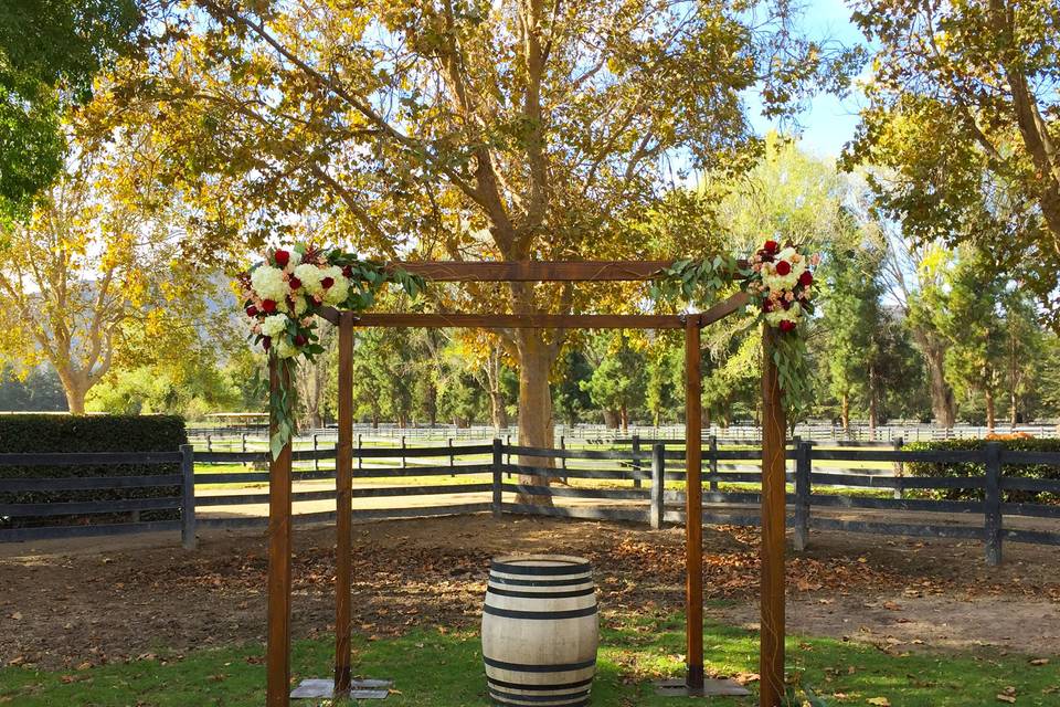 https://cdn0.weddingwire.com/vendor/906373/3_2/960/jpg/1509731496233-wood-chuppah.jpeg