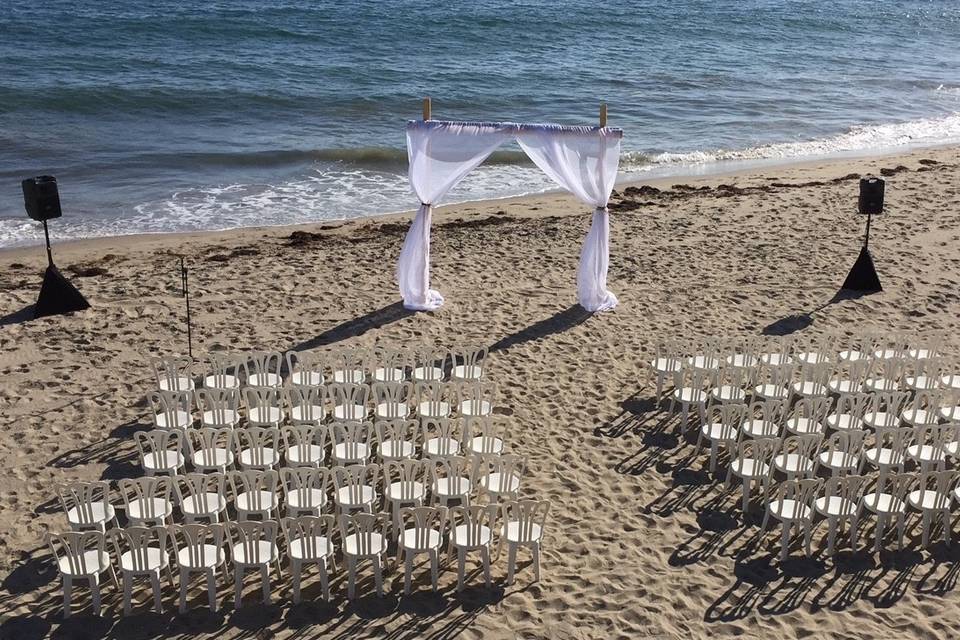 https://cdn0.weddingwire.com/vendor/906373/3_2/960/jpg/1509732532210-santa-barbara-beach-wedding-copy.jpeg