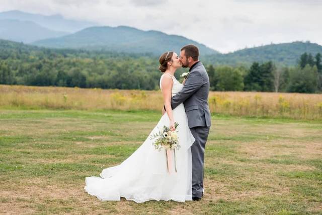 Couple kisses before the landscape