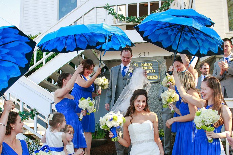 Couple with bridesmaids and groomsmen