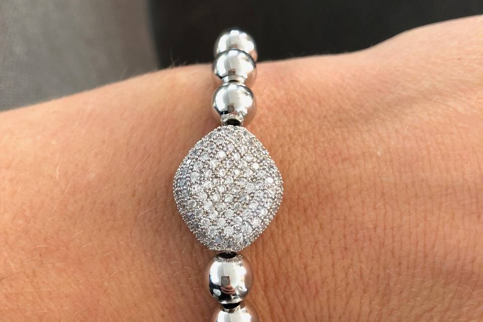 Beaded bracelet with pave bead