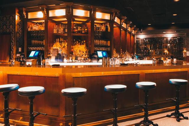 Bar & lounge area