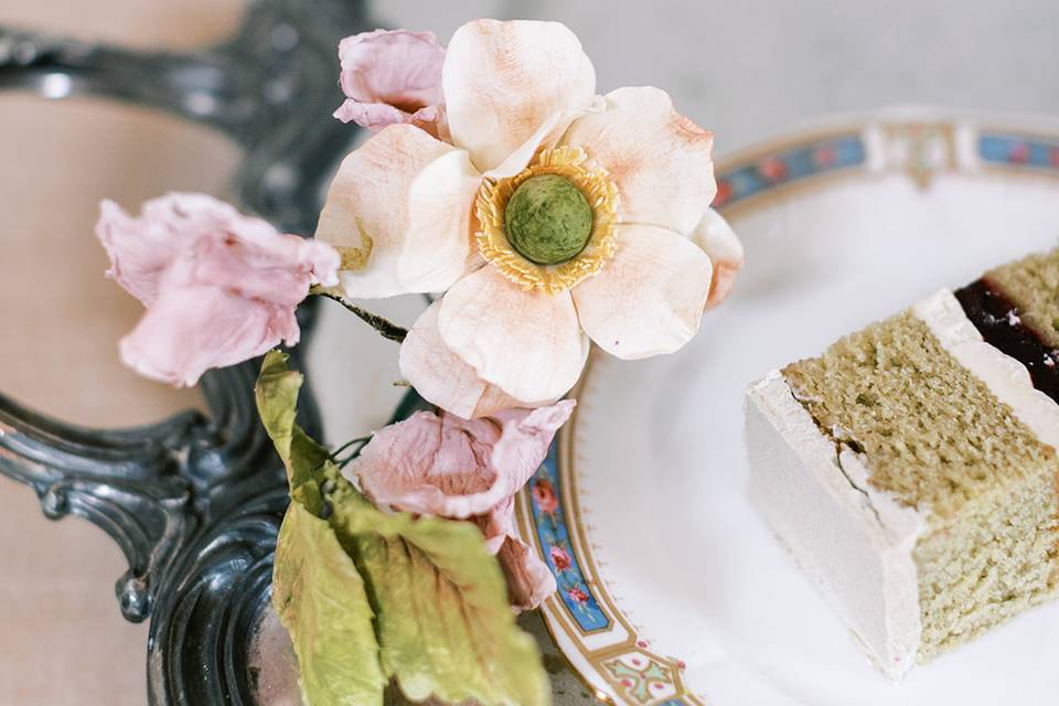 Sugar flower & pistachio cake