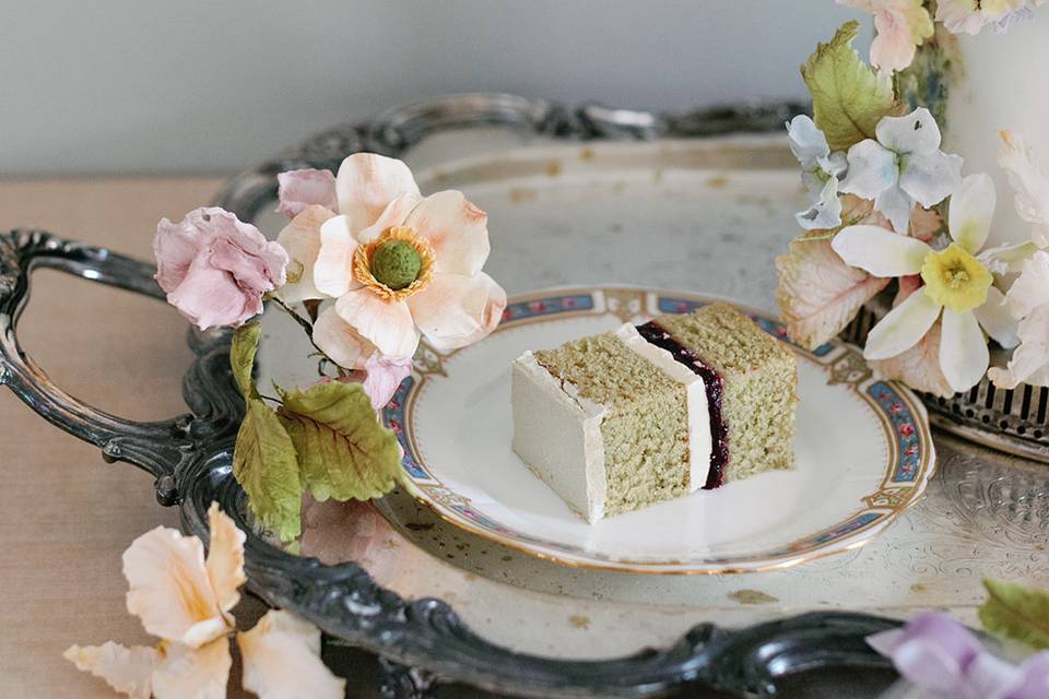 Sugar flower & pistachio cake