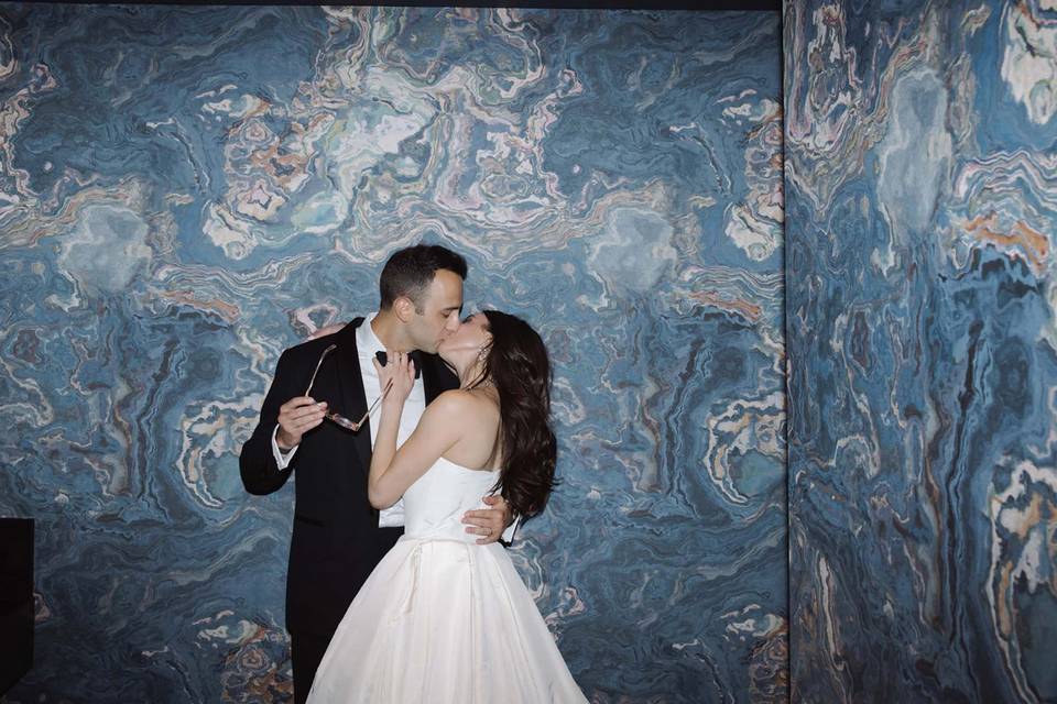 A kiss with a marbled wall
