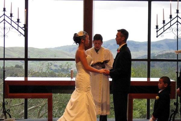 The backdrop of the East Bay Hills creates a special wedding setting.