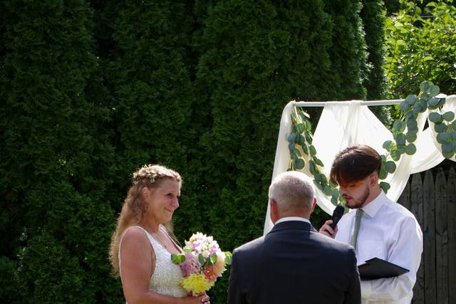 Backyard ceremony - Eir Leigh Photography
