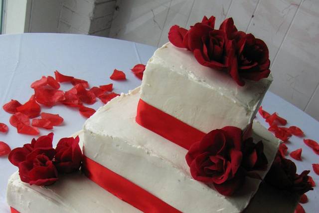 Our 100% natural wedding cakes are made with no artificial colors, flavoring and preservatives. We also use All Natural ingredients.  Our prices will start off at $3.00 per person. That includes the Cake Knife and Server Piece.