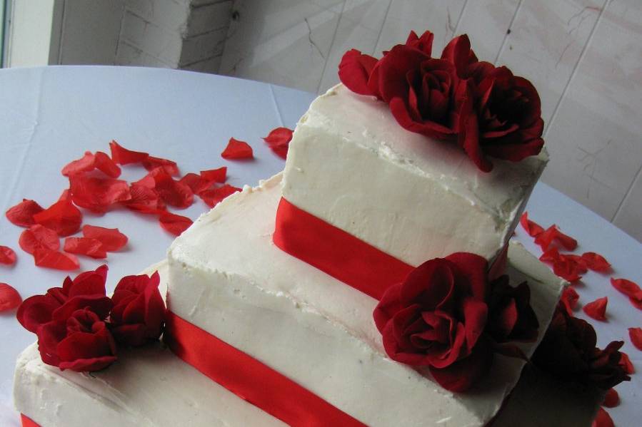 Our 100% natural wedding cakes are made with no artificial colors, flavoring and preservatives. We also use All Natural ingredients.  Our prices will start off at $3.00 per person. That includes the Cake Knife and Server Piece.