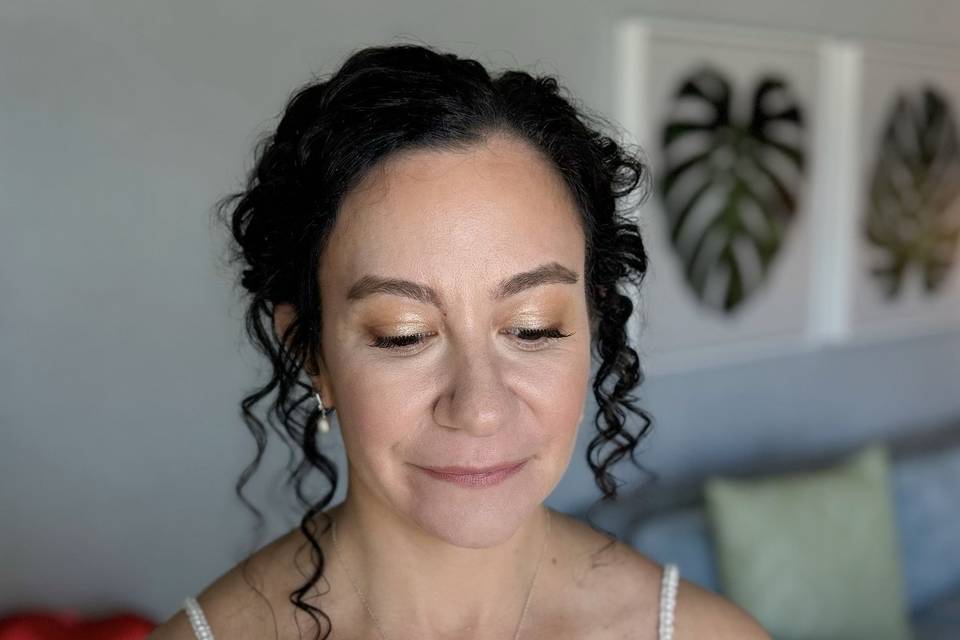 Glowy natural makeup