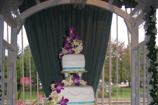 Need help for 3 tiers cakes with stairs,pls ? | Tiered cakes, Fountain  wedding cakes, Unusual wedding cakes