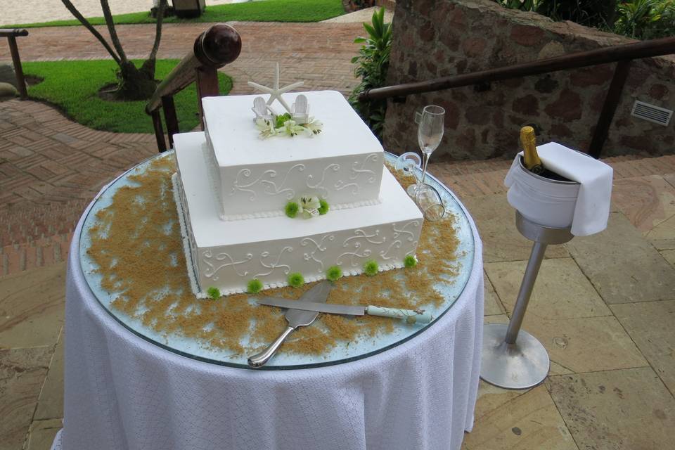 Destination Wedding Cake and ChampagneMexico