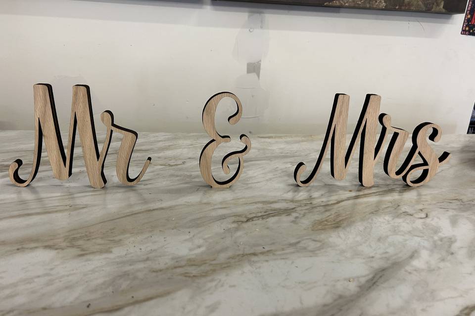 Mr & Mrs table sign
