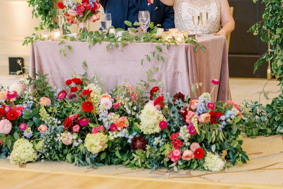 Bold colorful sweetheart table
