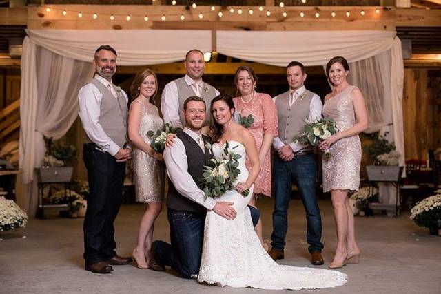 Couple with bridesmaids and groomsmen