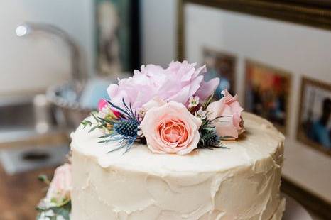 Cake with real flowers