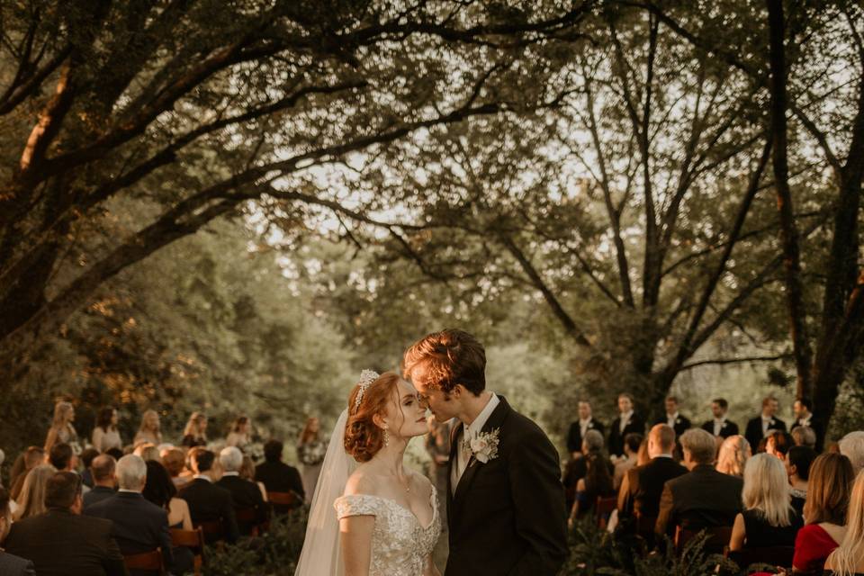 Outdoor kiss