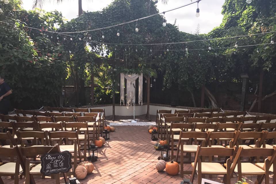 Fall decor in November- beautifully done!