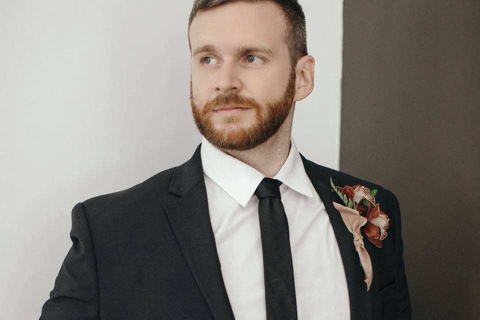 Groom modern