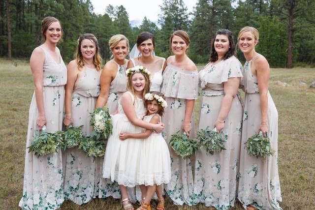 Bride, bridal party, and flower girls