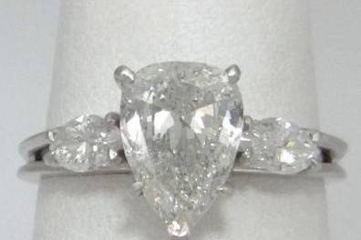 Tear shaped diamond ring