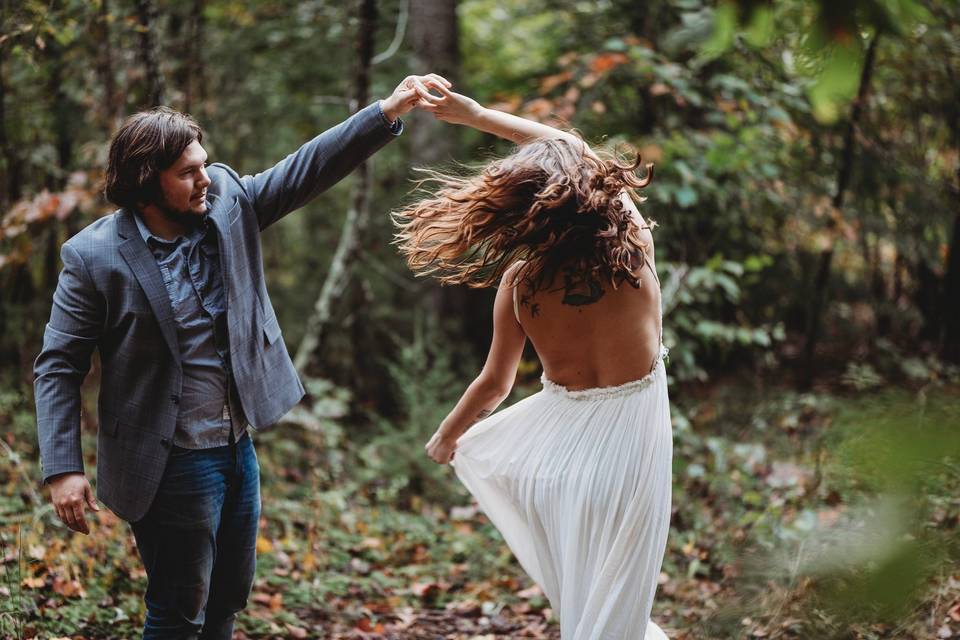 Engagement session in the woods