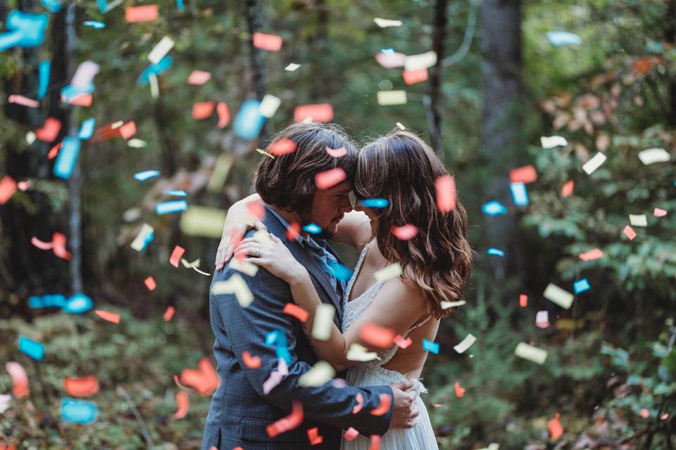 Photoshoot in forest with confetti