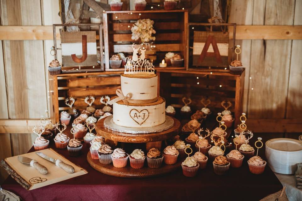Rustic wedding cake table