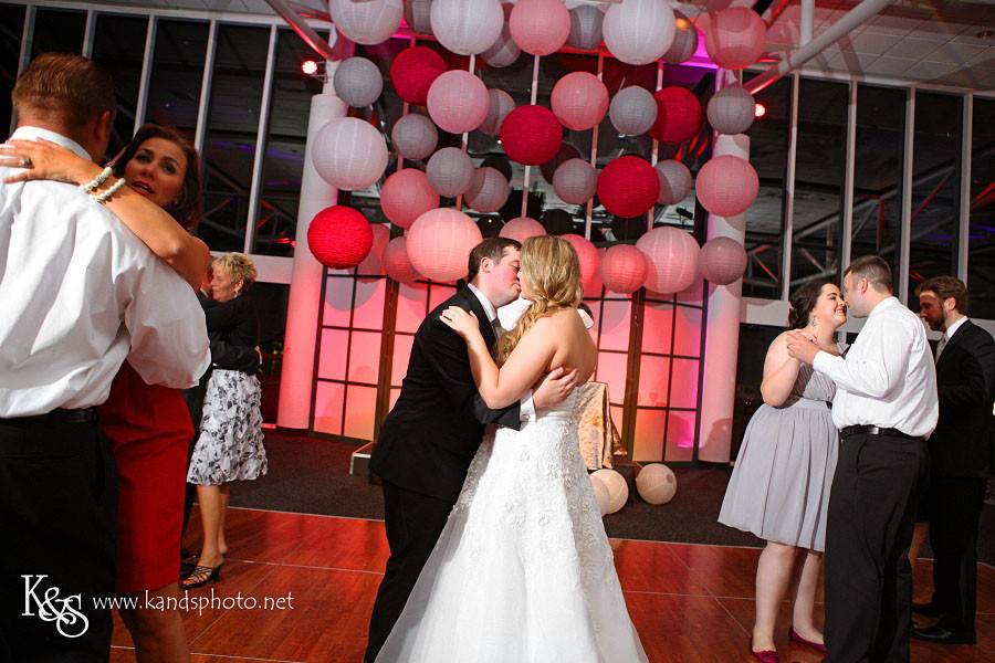 Dallas Wedding DJ -kiss