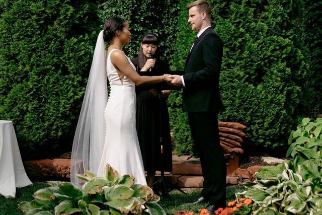 Lauren Vargas, Officiant