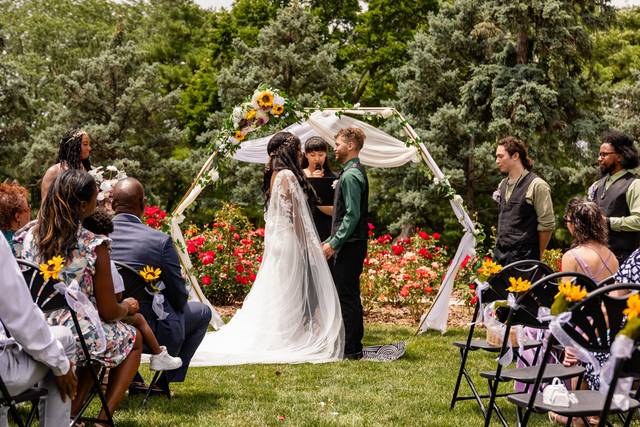 Lauren Vargas, Officiant