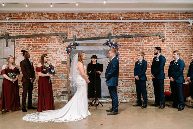 Lauren Vargas, Officiant