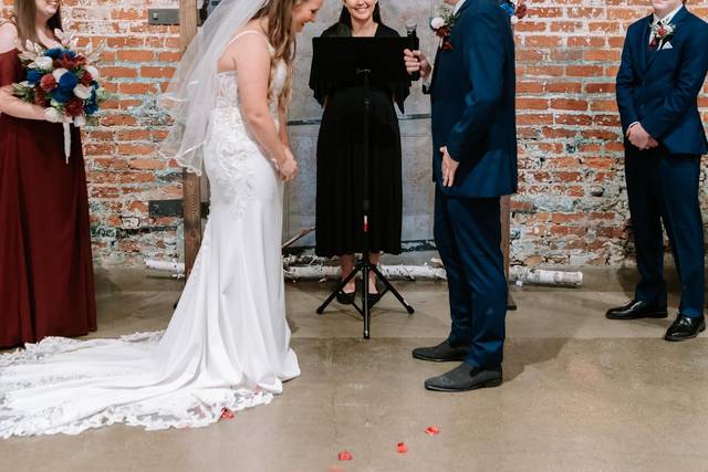 Lauren Vargas, Officiant