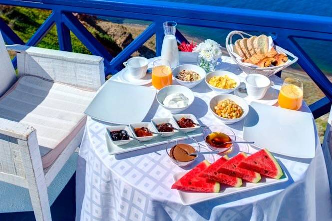 Astarte Suites Hotel in Santorini island, Greece
Website: www.astartesuites.gr