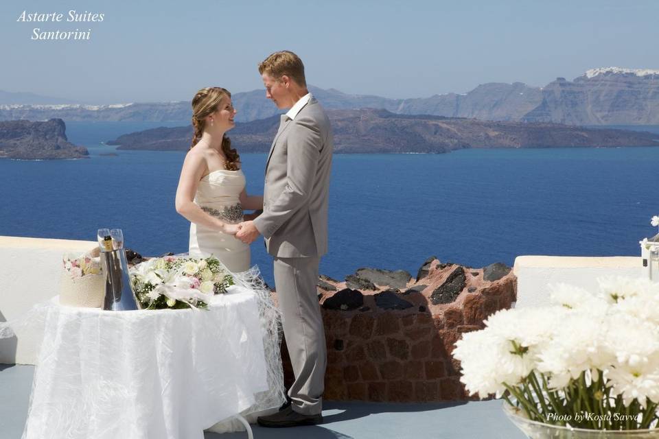 Astarte Suites Hotel in Santorini island, Greece
Website: www.astartesuites.gr