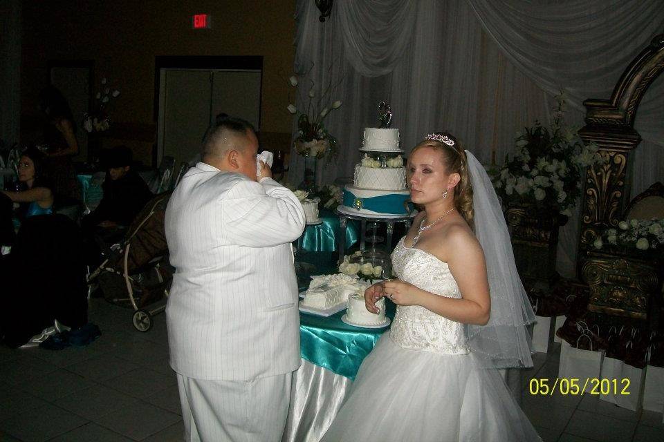 Slicing the wedding cake