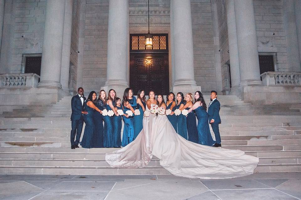 Group photo with wedding party and bouquet