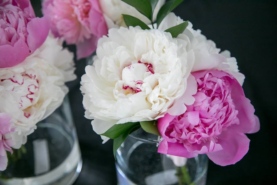 White and pink centerpieces