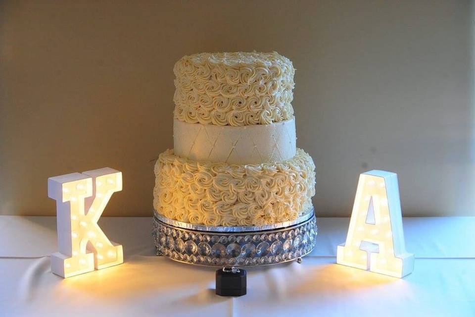 Detailed white cake