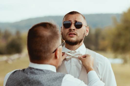 Father fixed groom's bowtie