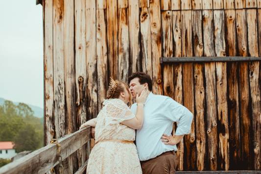 Barn couple kiss