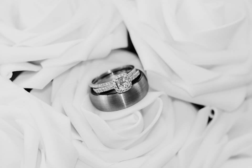 Beautiful rings w/ flowers - Samantha Richardson Photography LLC
