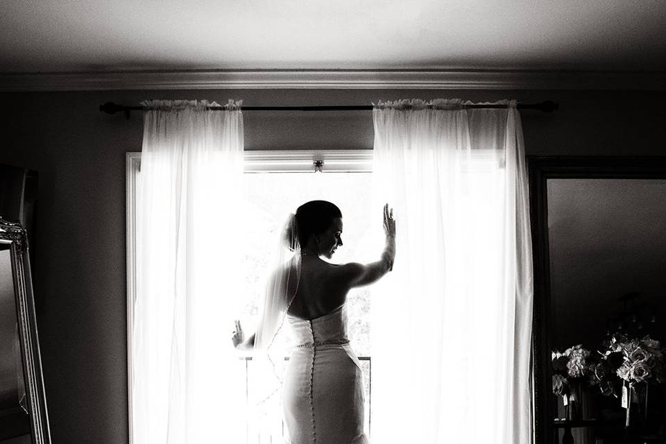 Bride Getting ready at Tennessee River Place in Chattanooga Tennessee