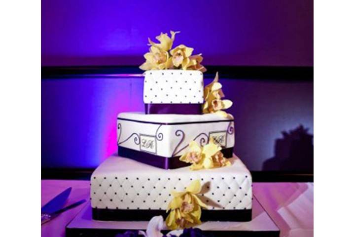 Wedding cake spotlight