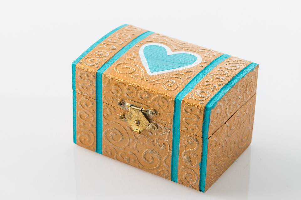 This box is completely hand crafted by a Puerto Rican artist. The blue heart represents true love of the couple. Inside the box you can place a perzonalized welcome card for your guests or your favorites candies. Box size: 3 1/2W, 2 1/4L.  For more information please contact us at caridadvidroshop@gmail.com